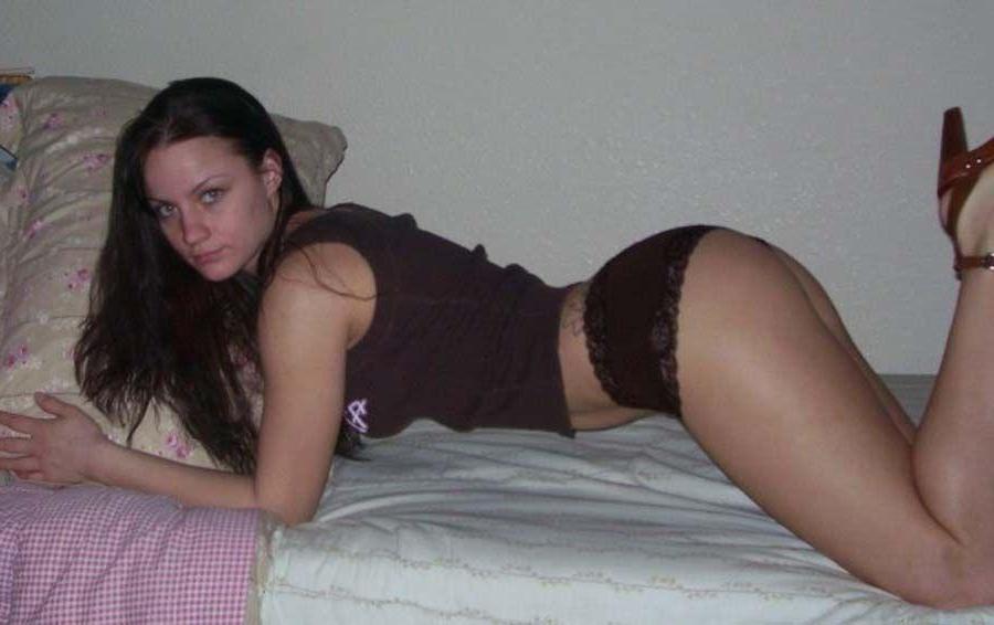 16P Pictures of a hot teen amateur nude for the camera