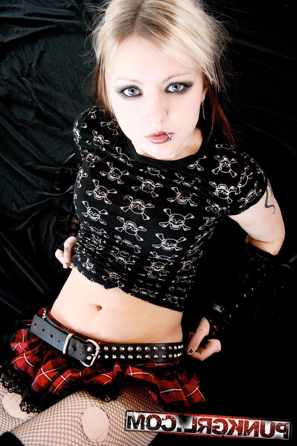 20P Pictures of hot teen punk Li Necro showing you what she's all about