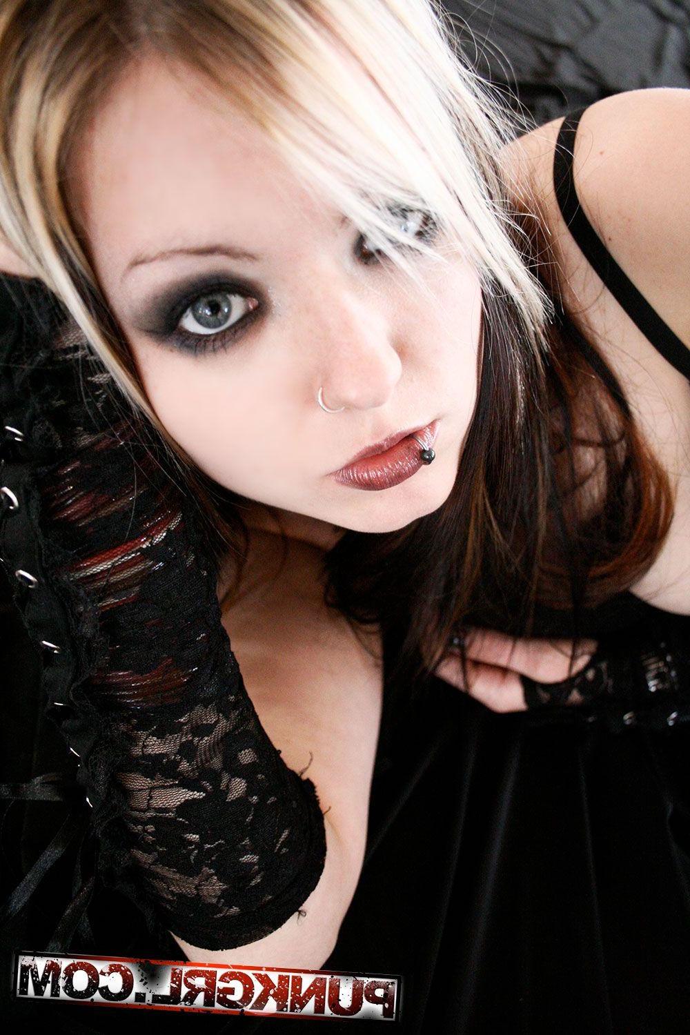 20P Pictures of hot teen punk Li Necro showing you what she's all about