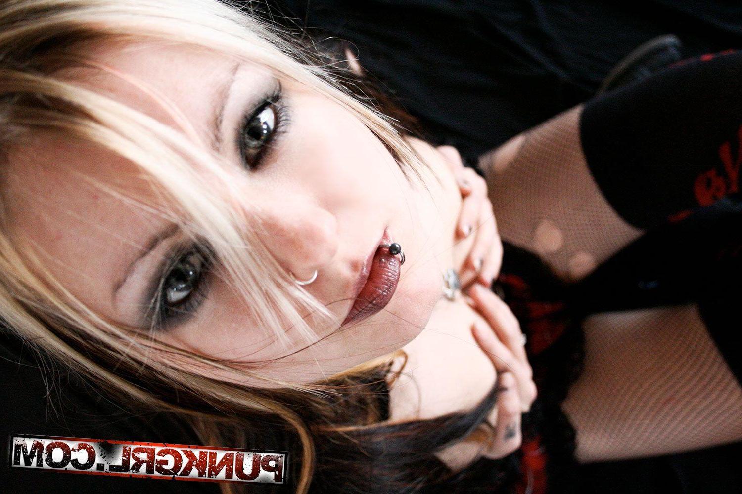 20P Pictures of hot teen punk Li Necro showing you what she's all about
