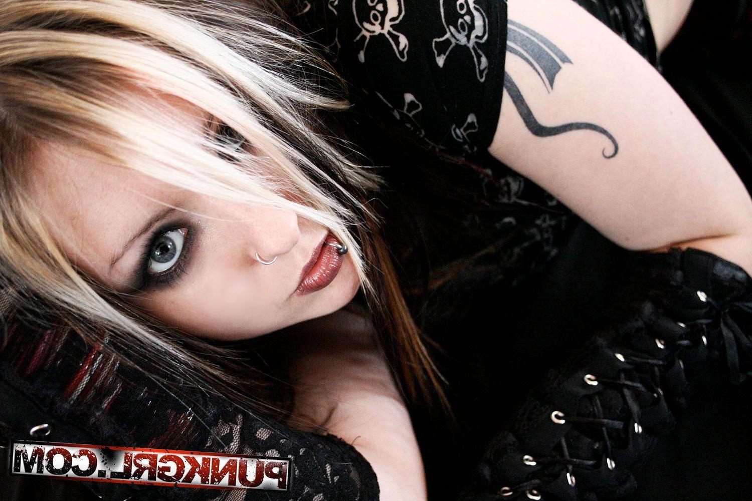 20P Pictures of hot teen punk Li Necro showing you what she's all about