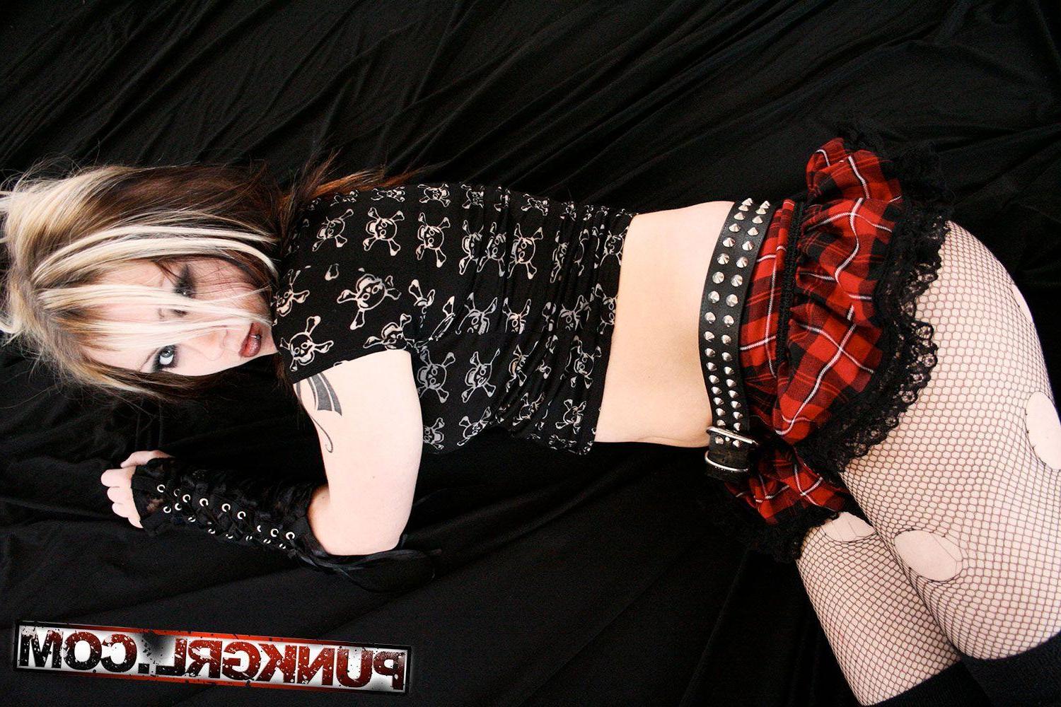 20P Pictures of hot teen punk Li Necro showing you what she's all about