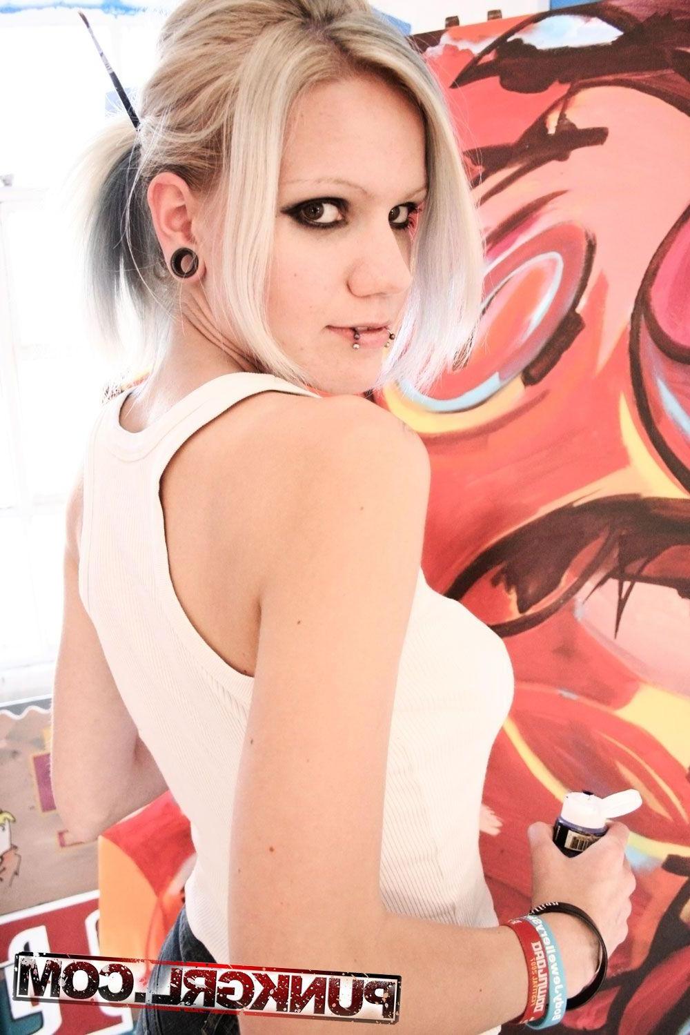 20P Pictures of teen slut Lucky being a sexy artist