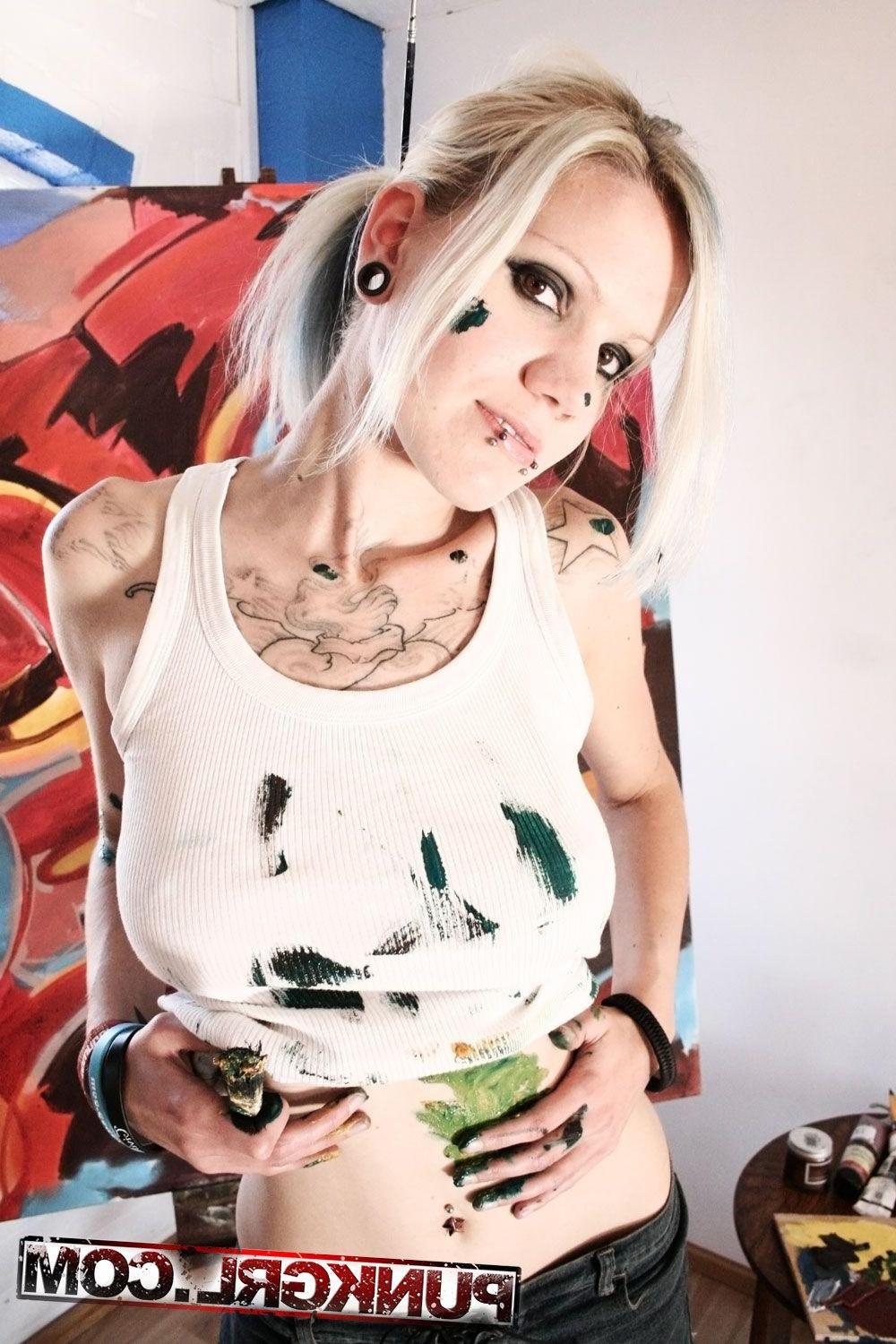 20P Pictures of teen slut Lucky being a sexy artist