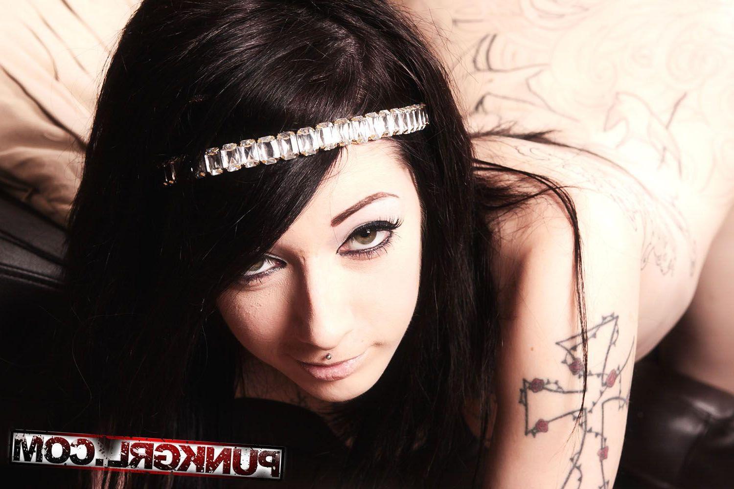 20P Pictures of teen punk Hollywood bending over for your cock