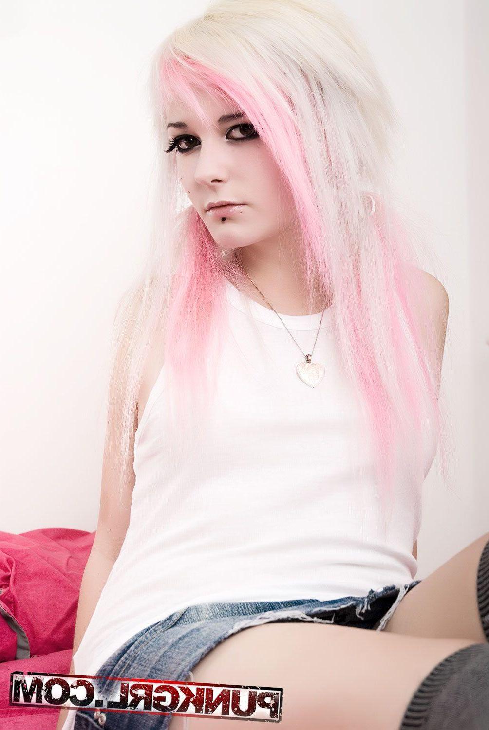 20P Pictures of Punkgrl showing you her hot teen titties