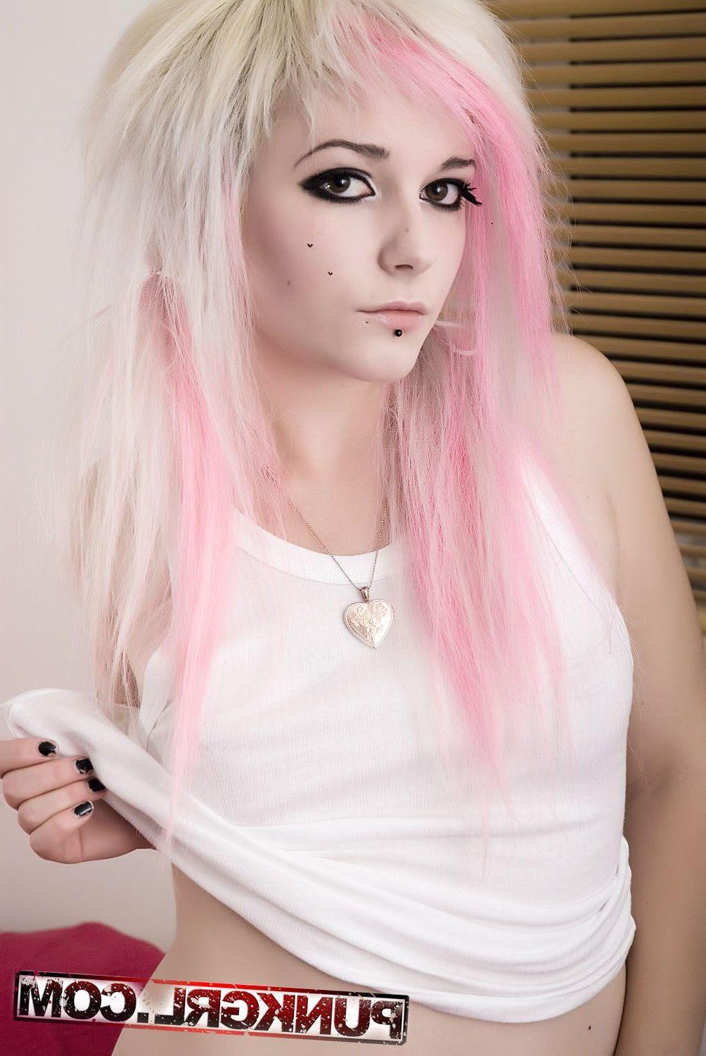 20P Pictures of Punkgrl showing you her hot teen titties
