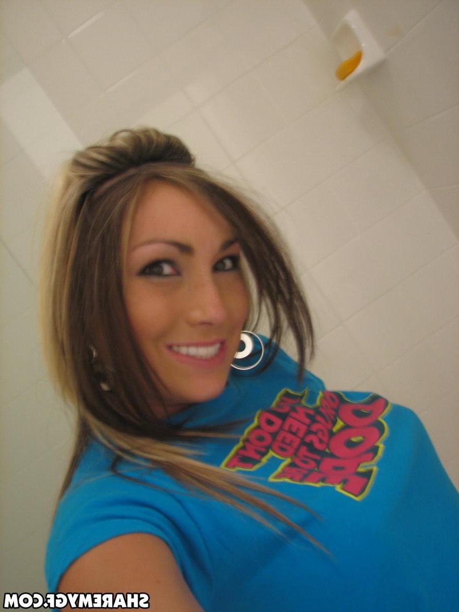 12P Cute busty girlfriend shows off her big juicy tits and round ass while taking selfies