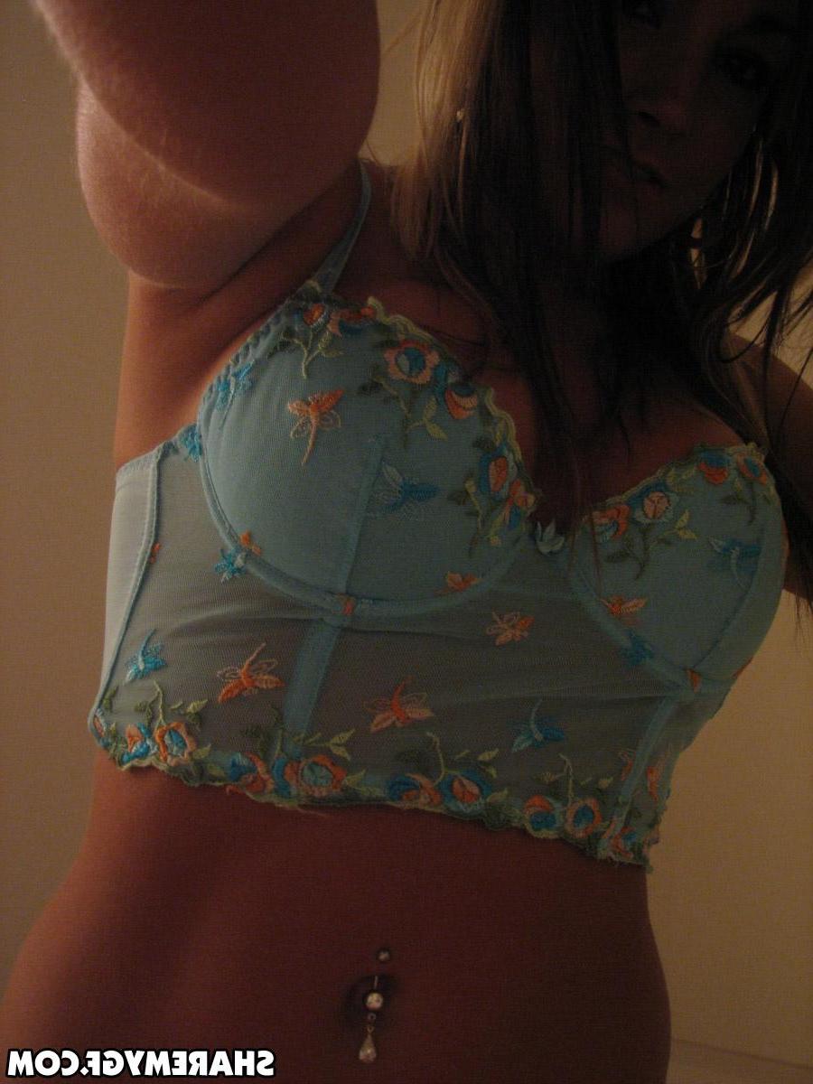 12P Busty GF takes selfies of her huge boobs and round ass