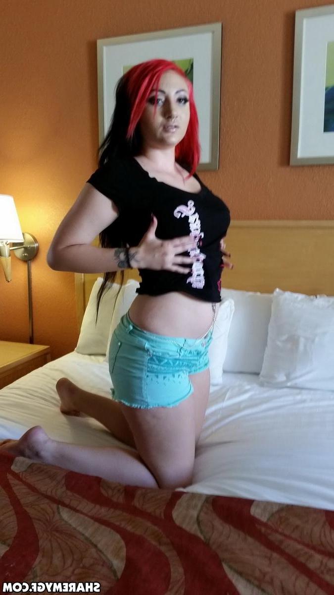 12P Perky alt girlfriend strips naked on her hotel bed for you