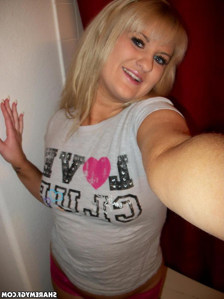 12P Curvy blonde girlfriend takes selfshot pictures of her stripping
