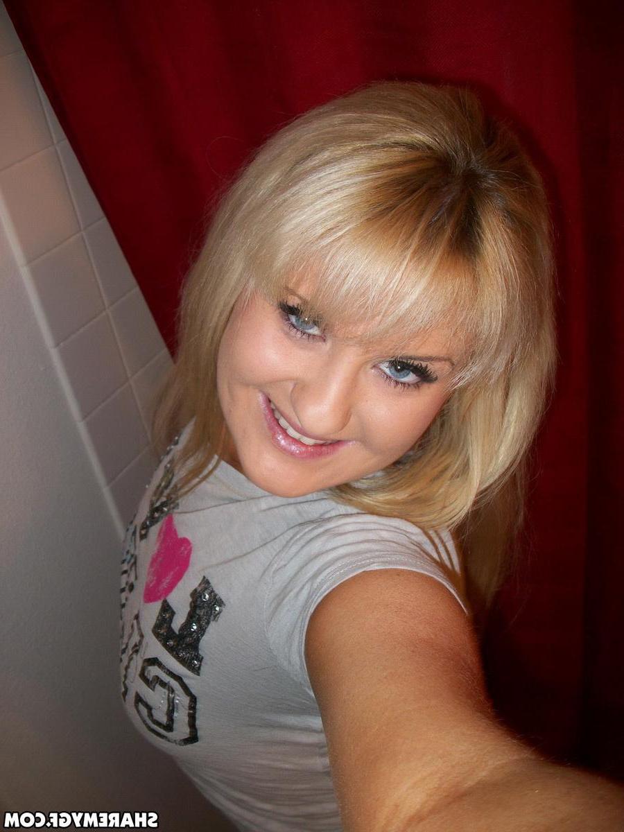 12P Curvy blonde girlfriend takes selfshot pictures of her stripping