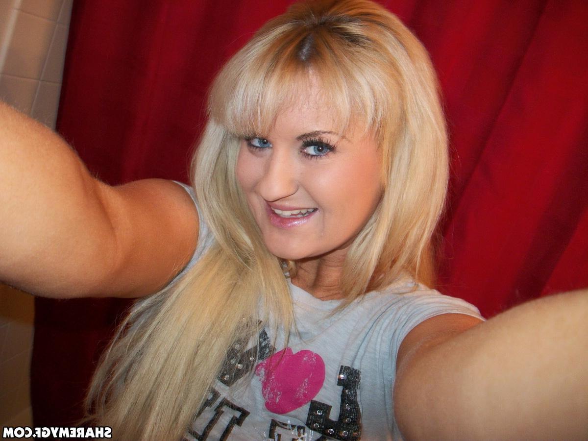 12P Curvy blonde girlfriend takes selfshot pictures of her stripping