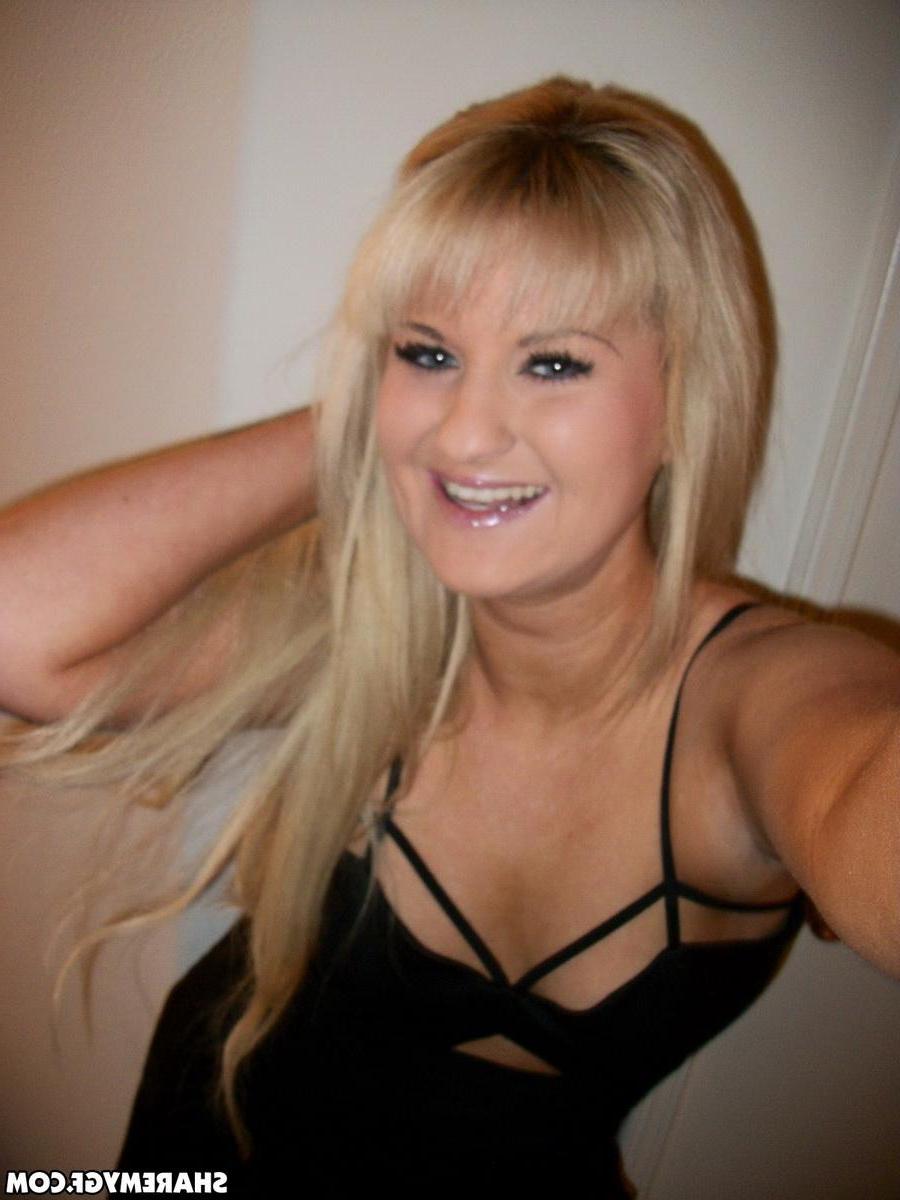 20P Blonde GF takes some selfies of her hot pussy