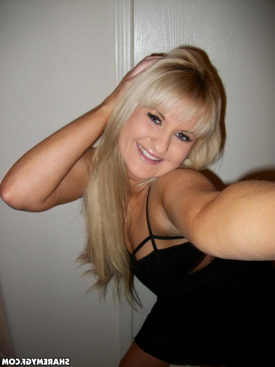 20P Blonde GF takes some selfies of her hot pussy