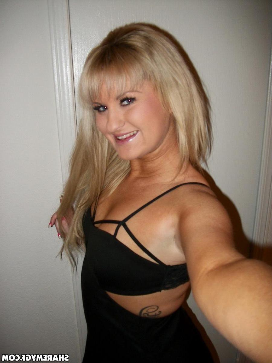 20P Blonde GF takes some selfies of her hot pussy