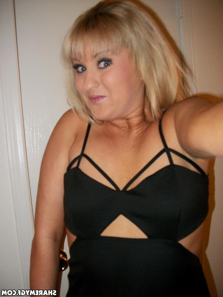 20P Blonde GF takes some selfies of her hot pussy