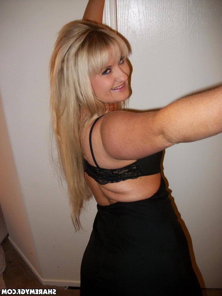 20P Blonde GF takes some selfies of her hot pussy