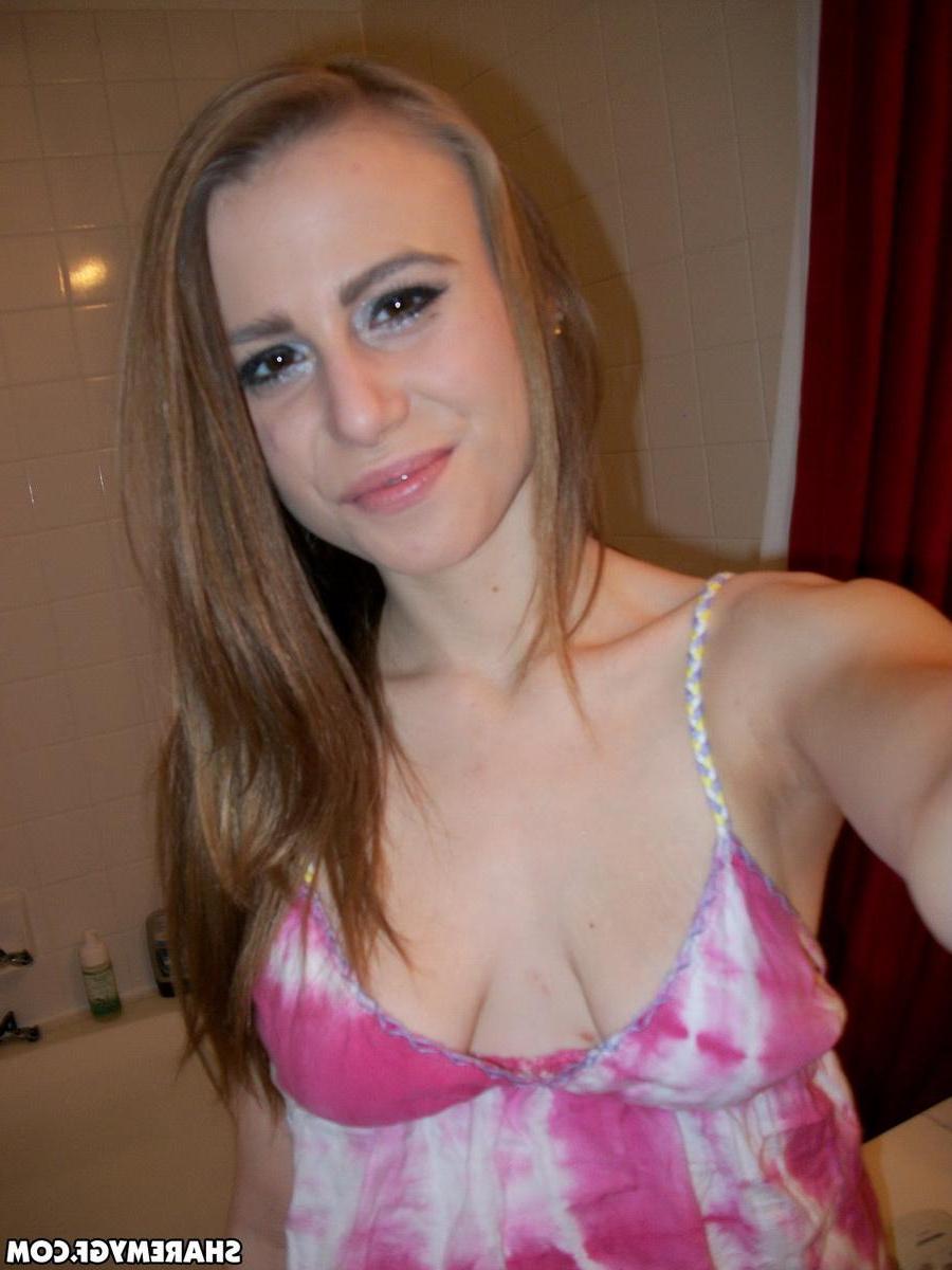 20P Amateur GF shares selfies of her boobs