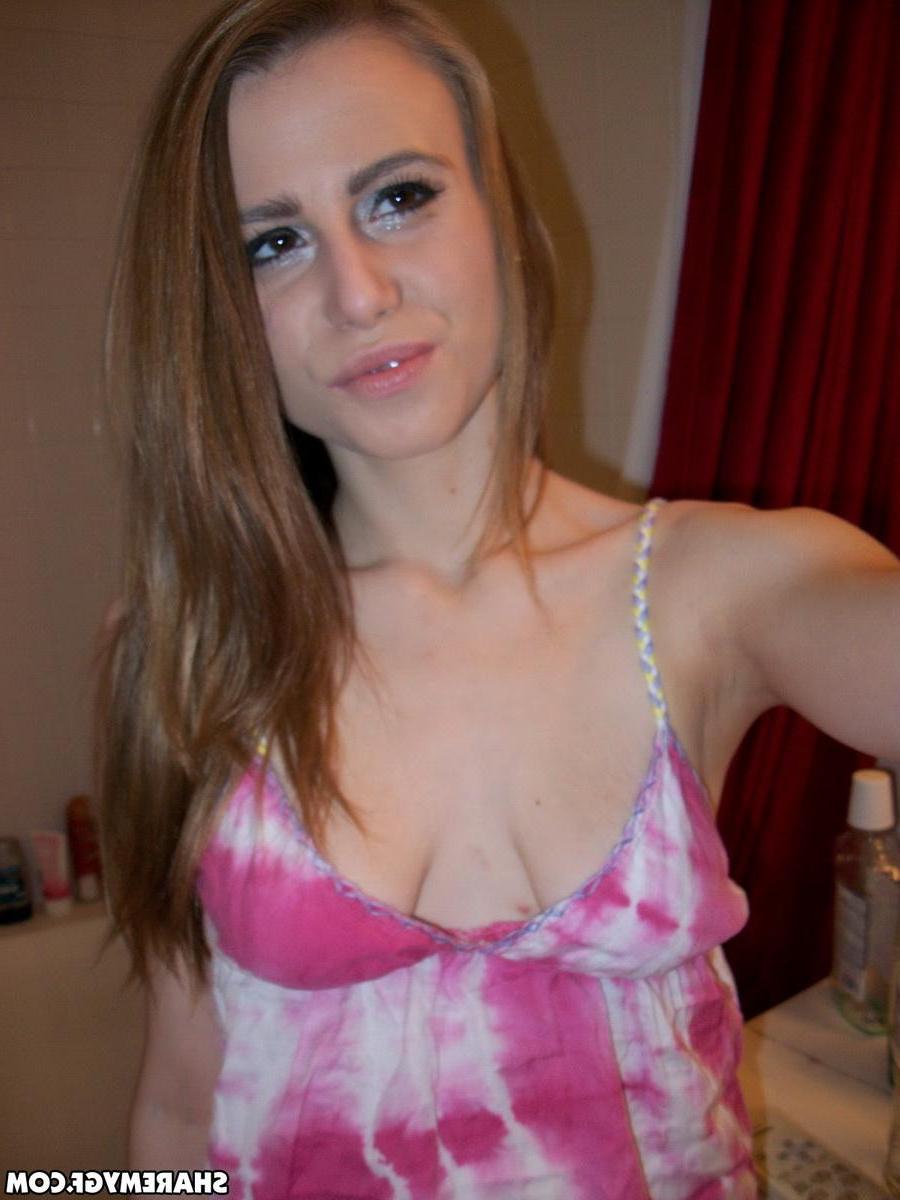 20P Amateur GF shares selfies of her boobs