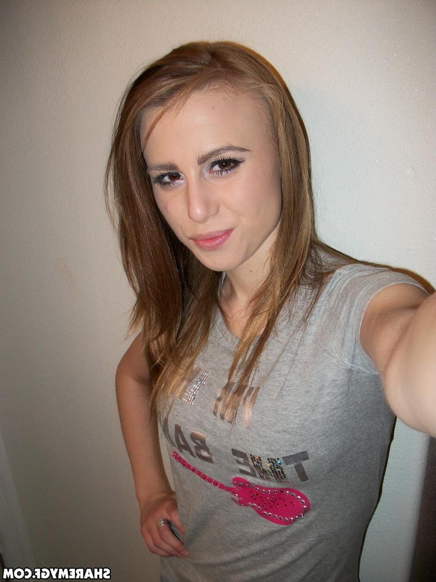 20P Amateur blonde GF takes selfies of her hot bod