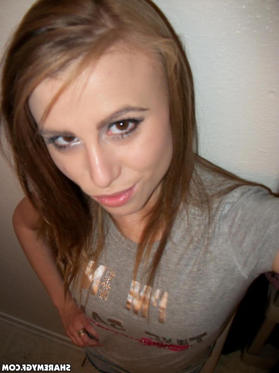 20P Amateur blonde GF takes selfies of her hot bod