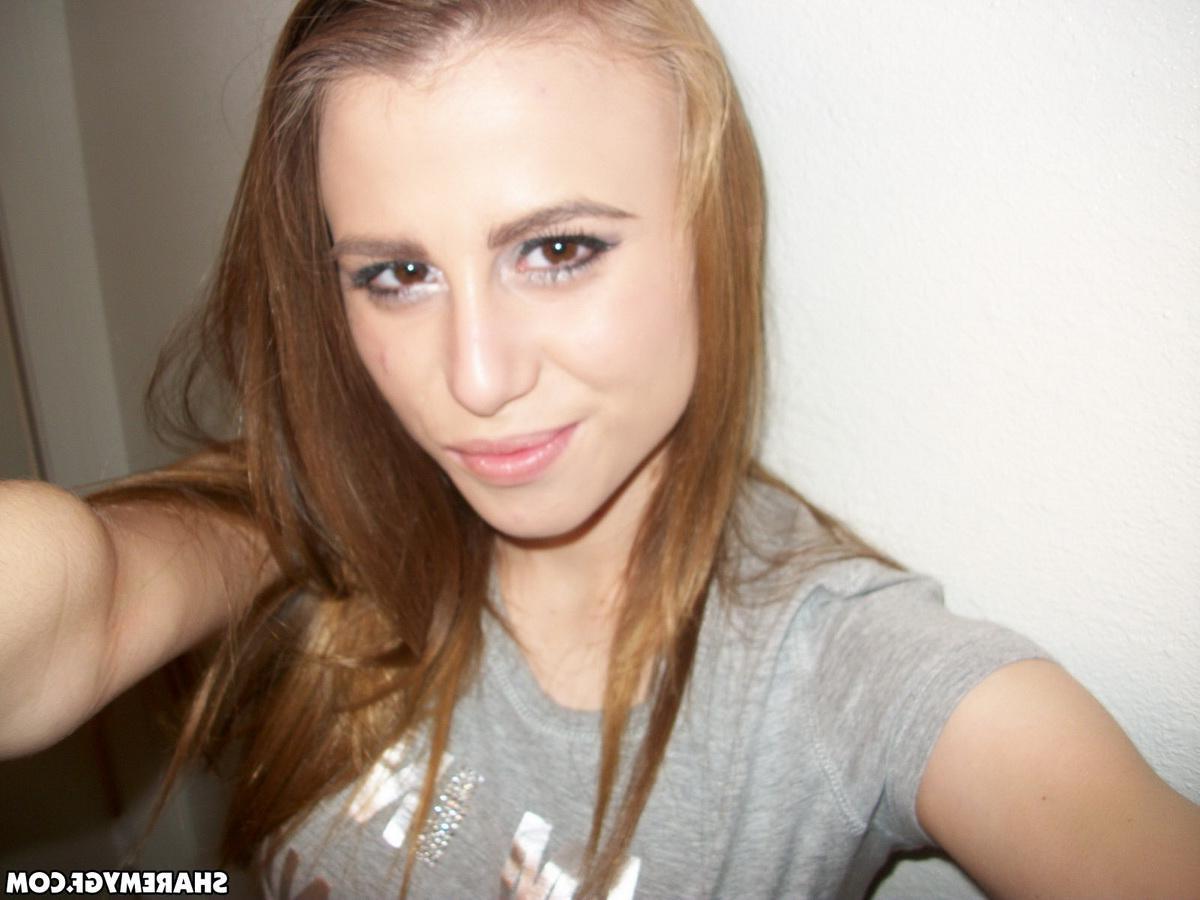 20P Amateur blonde GF takes selfies of her hot bod