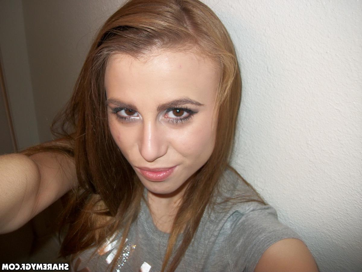 20P Amateur blonde GF takes selfies of her hot bod