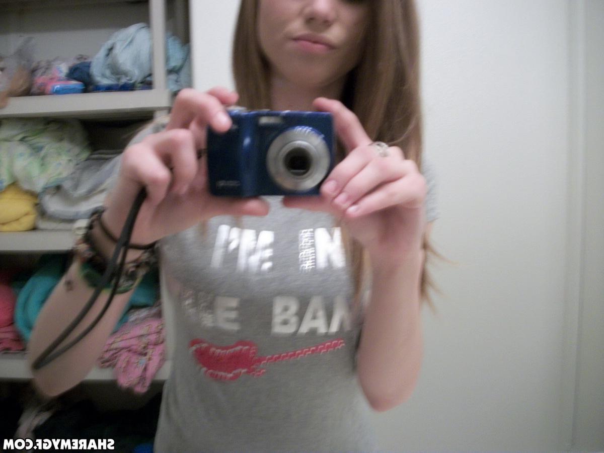 20P Amateur blonde GF takes selfies of her hot bod