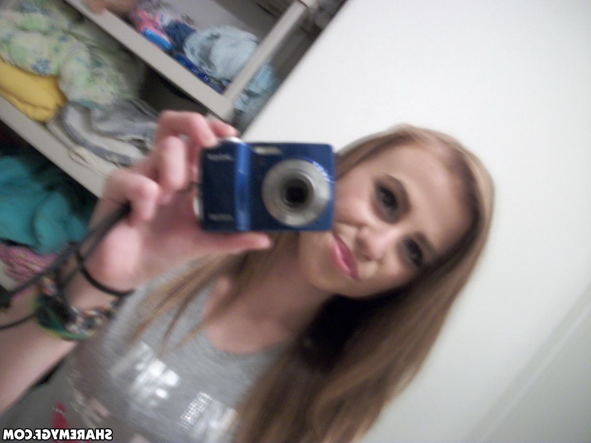 20P Amateur blonde GF takes selfies of her hot bod