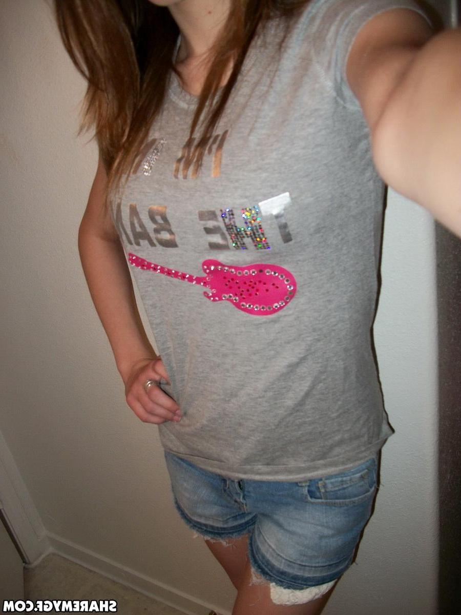 20P Amateur blonde GF takes selfies of her hot bod