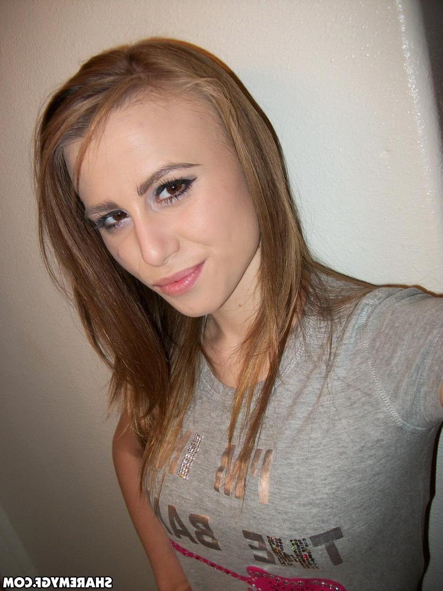 20P Amateur blonde GF takes selfies of her hot bod