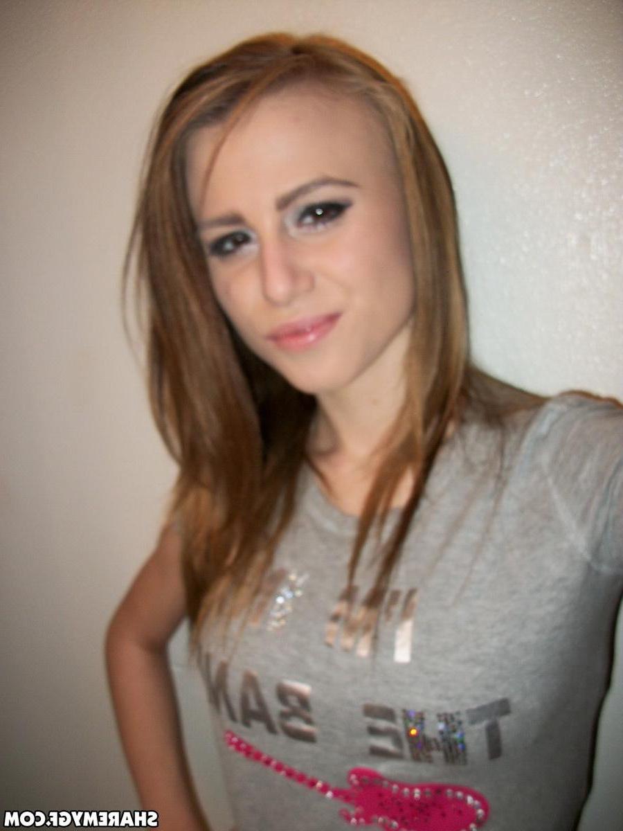20P Amateur blonde GF takes selfies of her hot bod