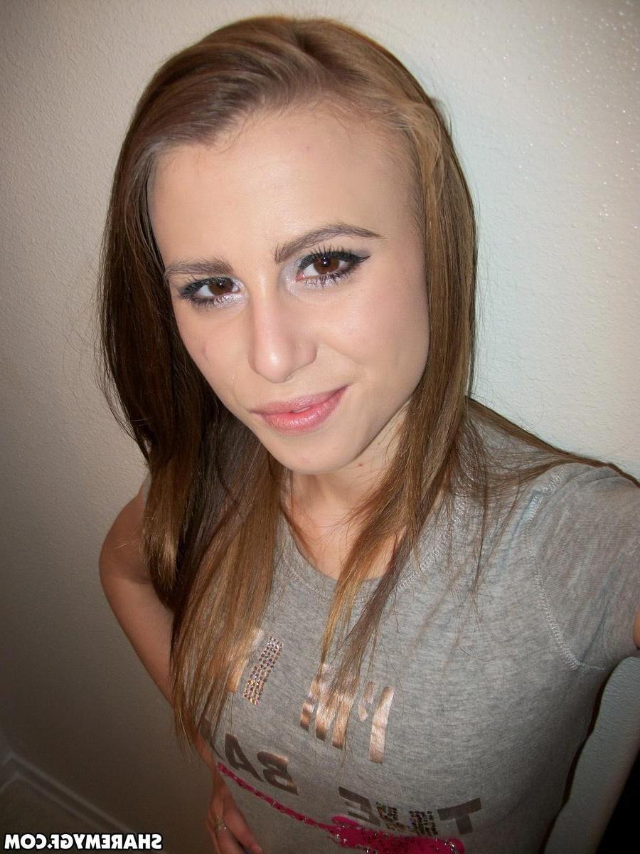 20P Amateur blonde GF takes selfies of her hot bod