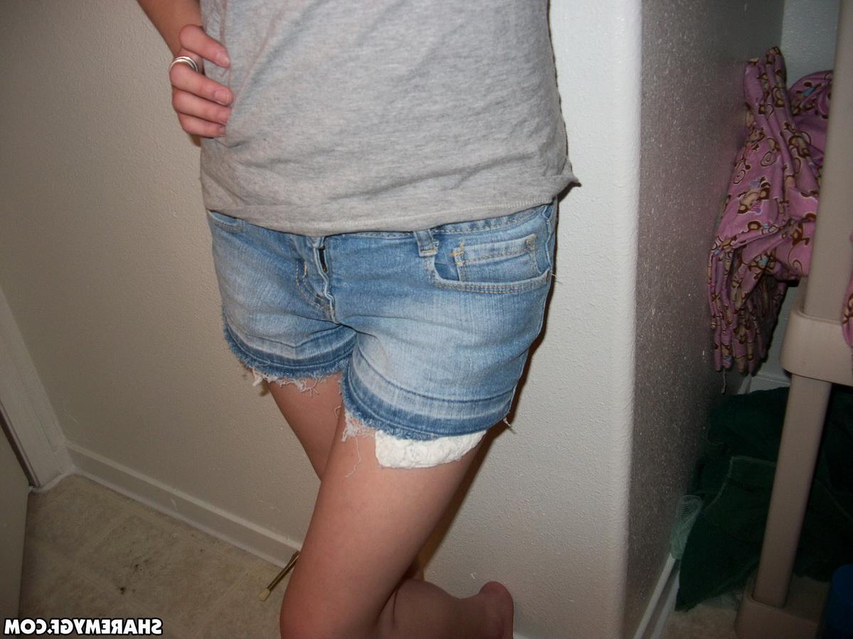 20P Amateur blonde GF takes selfies of her hot bod