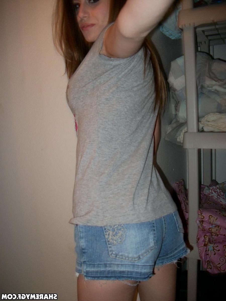 20P Amateur blonde GF takes selfies of her hot bod