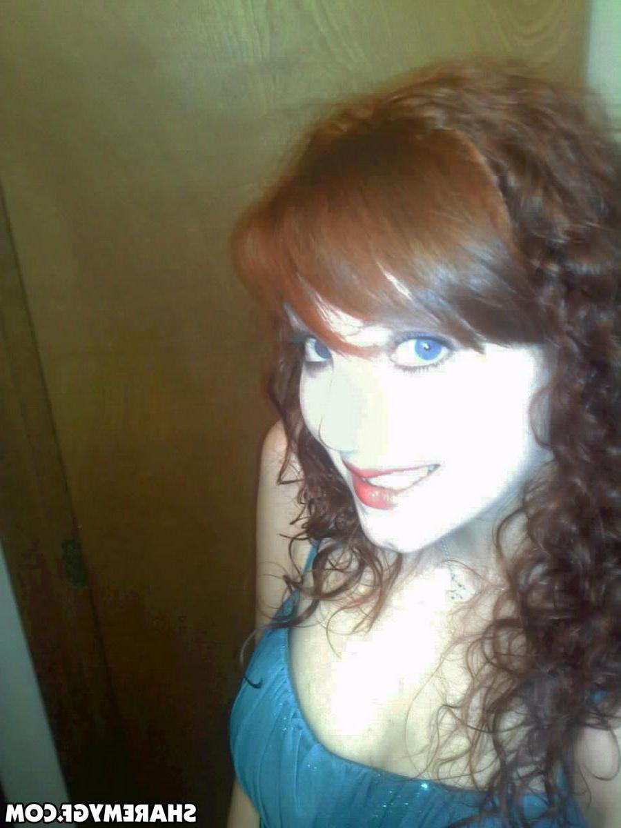 20P Redhead GF shares some hot selfies and candids of her hot body