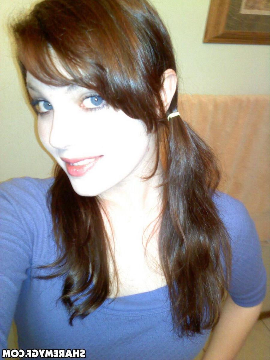 20P Redhead GF shares some hot selfies and candids of her hot body
