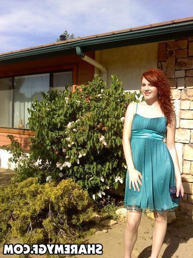20P Redhead GF shares some hot selfies and candids of her hot body