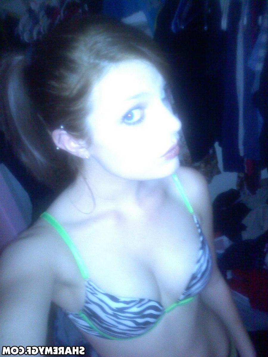 20P Redhead GF shares some hot selfies and candids of her hot body