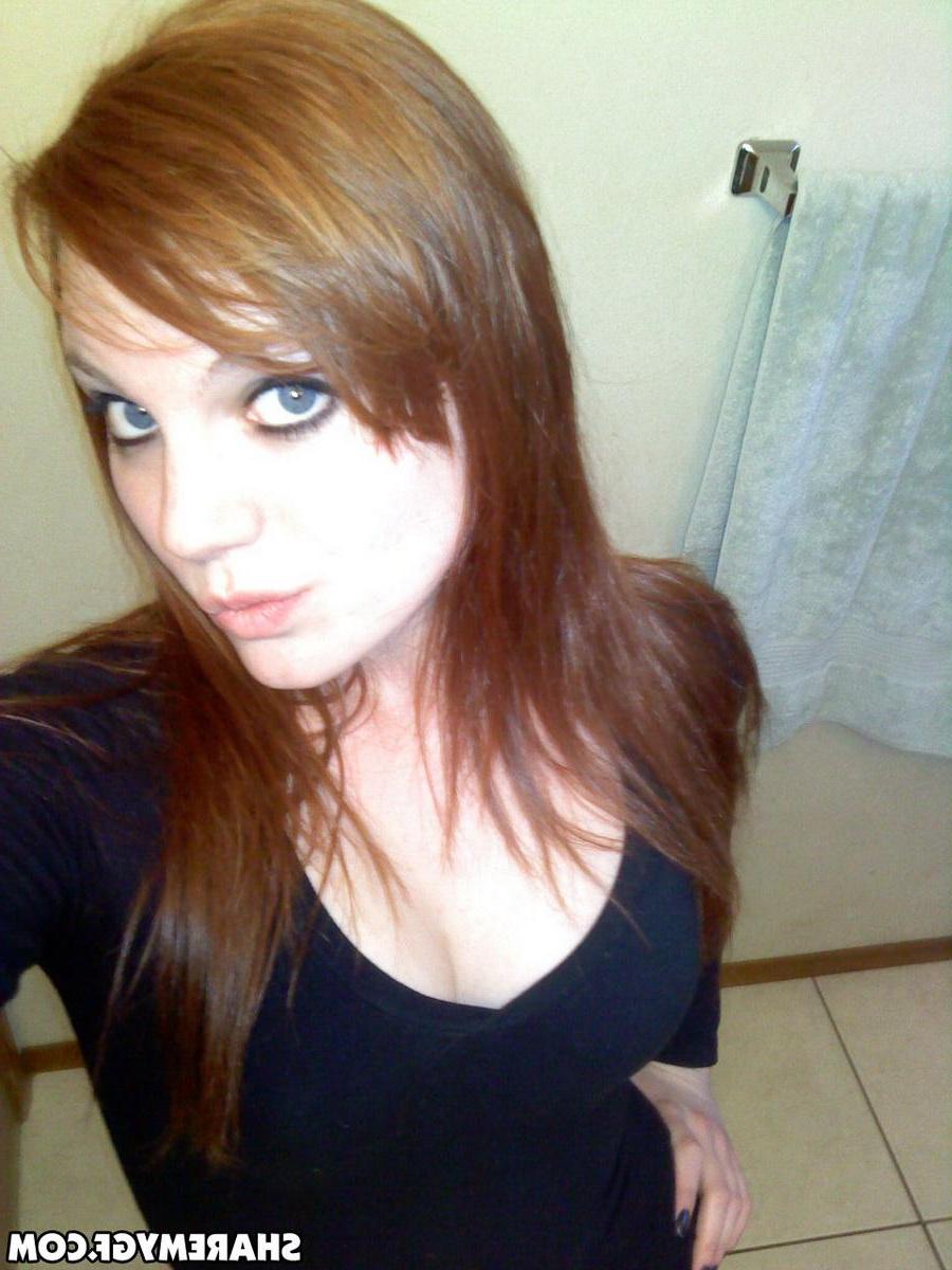 20P Redhead GF shares some hot selfies and candids of her hot body