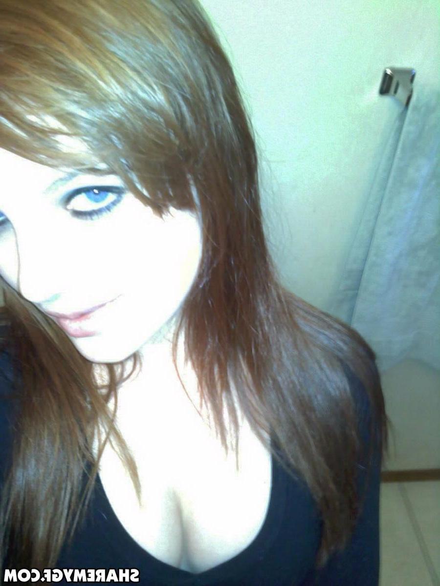 20P Redhead GF shares some hot selfies and candids of her hot body