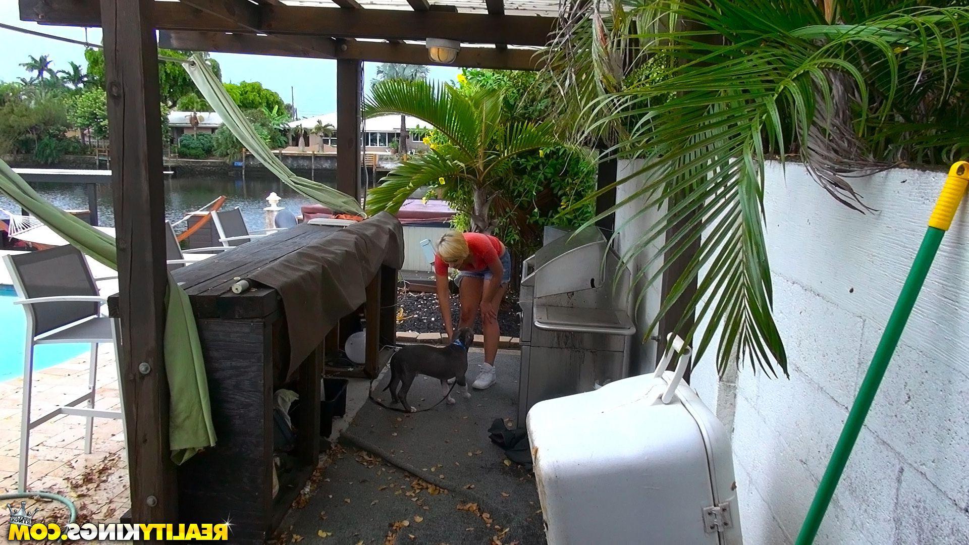 20P Amateur girl Sabrina Knoxville fucks a stranger for cash