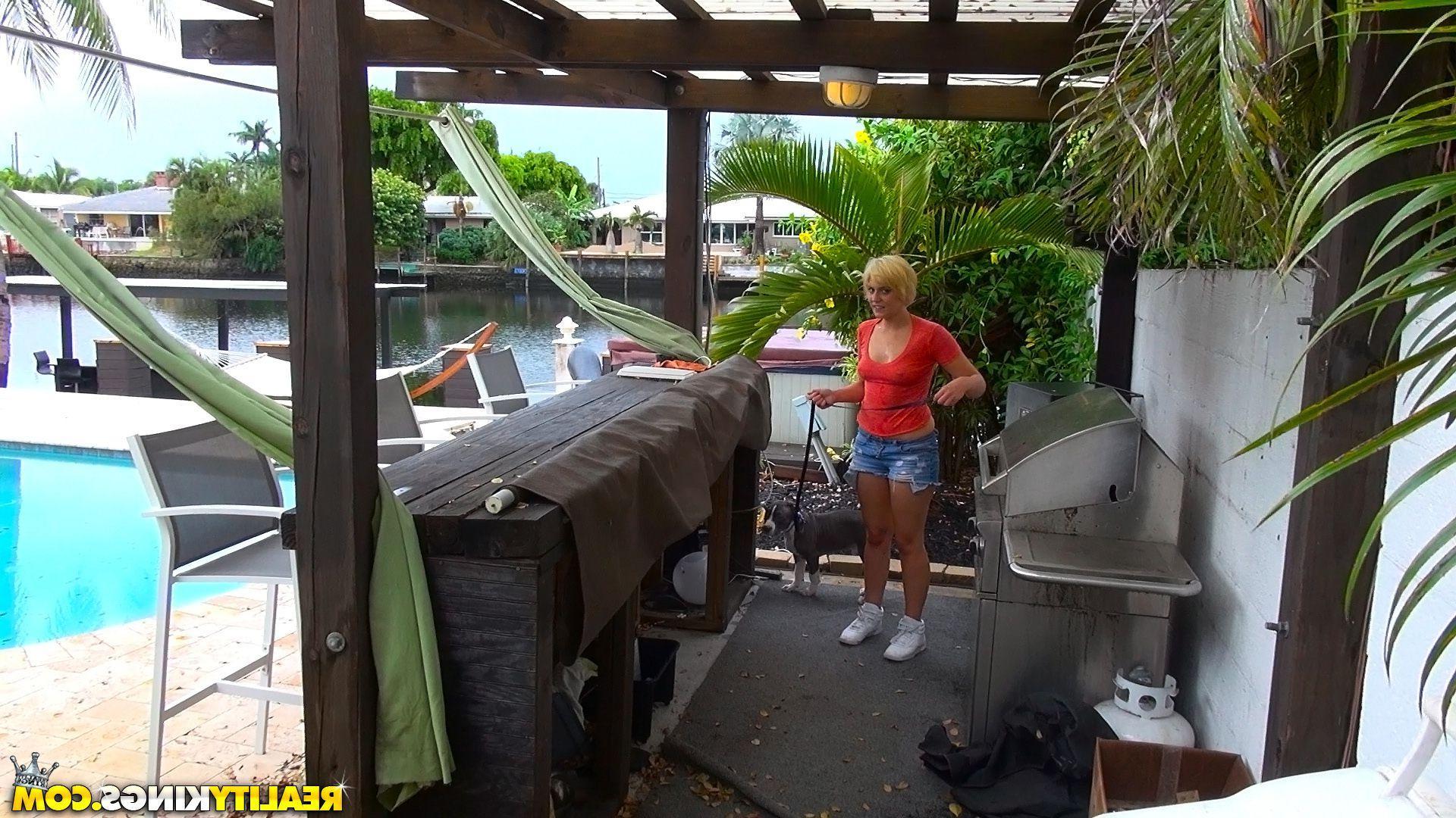 20P Amateur girl Sabrina Knoxville fucks a stranger for cash