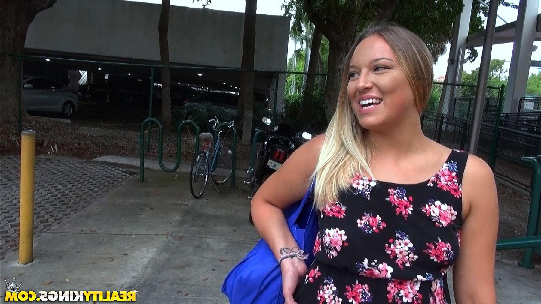 20P Amateur girl Scarlett Jennings fucks a stranger for cash