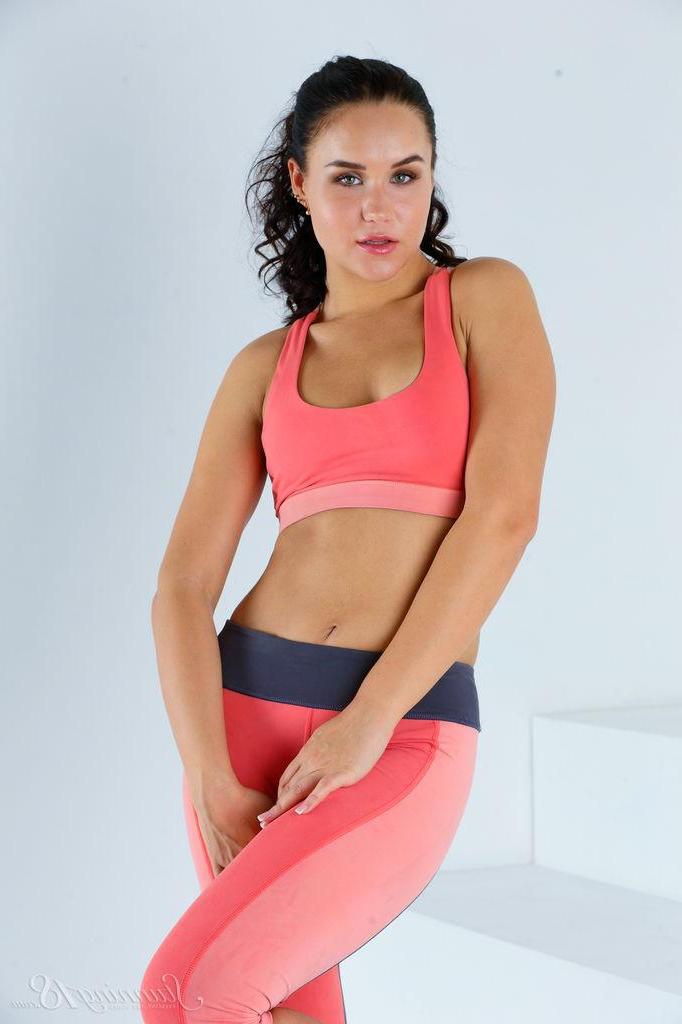 16P Athletic babe Suan strips out of her workout clothes for you