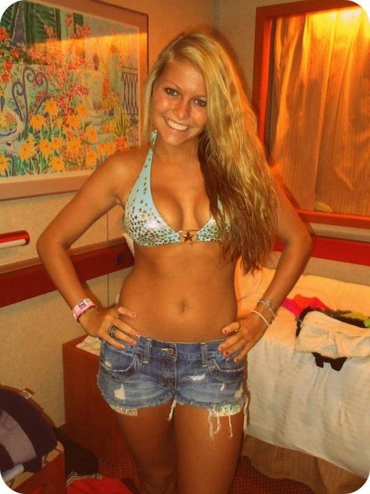 15P Hot teen girls take pics of their incredible bodies