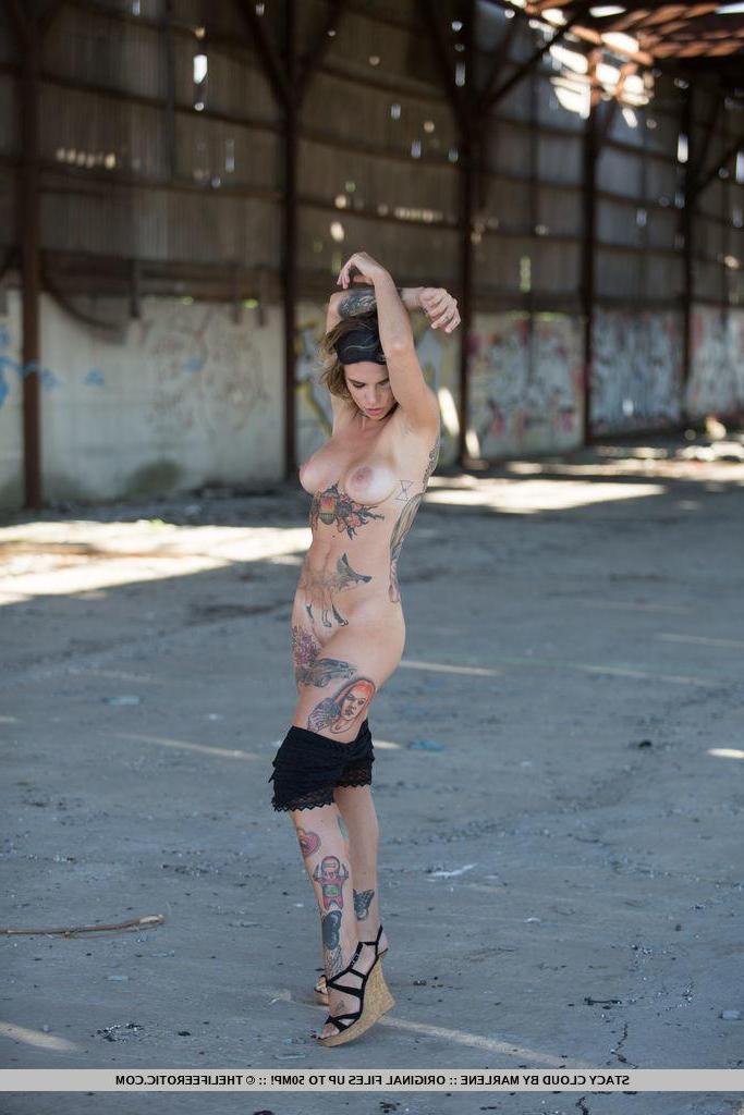 16P Alt girl Stacy Cloud gets naked outside in "Body Design"