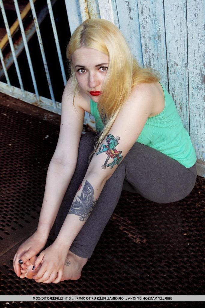 16P Beautiful alt girl Shirley Manson gets naked outside in "Body Art"