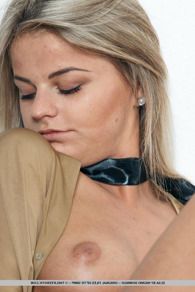 16P Blonde hottie Elsa ties herself up and offers you her pussy
